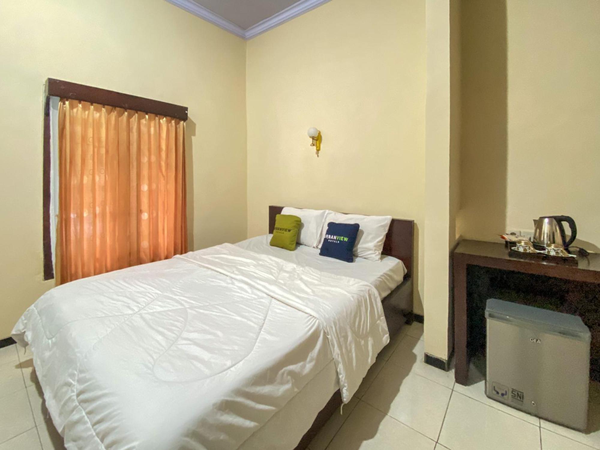 Surya Guest House Urbanview Probolinggo Kültér fotó