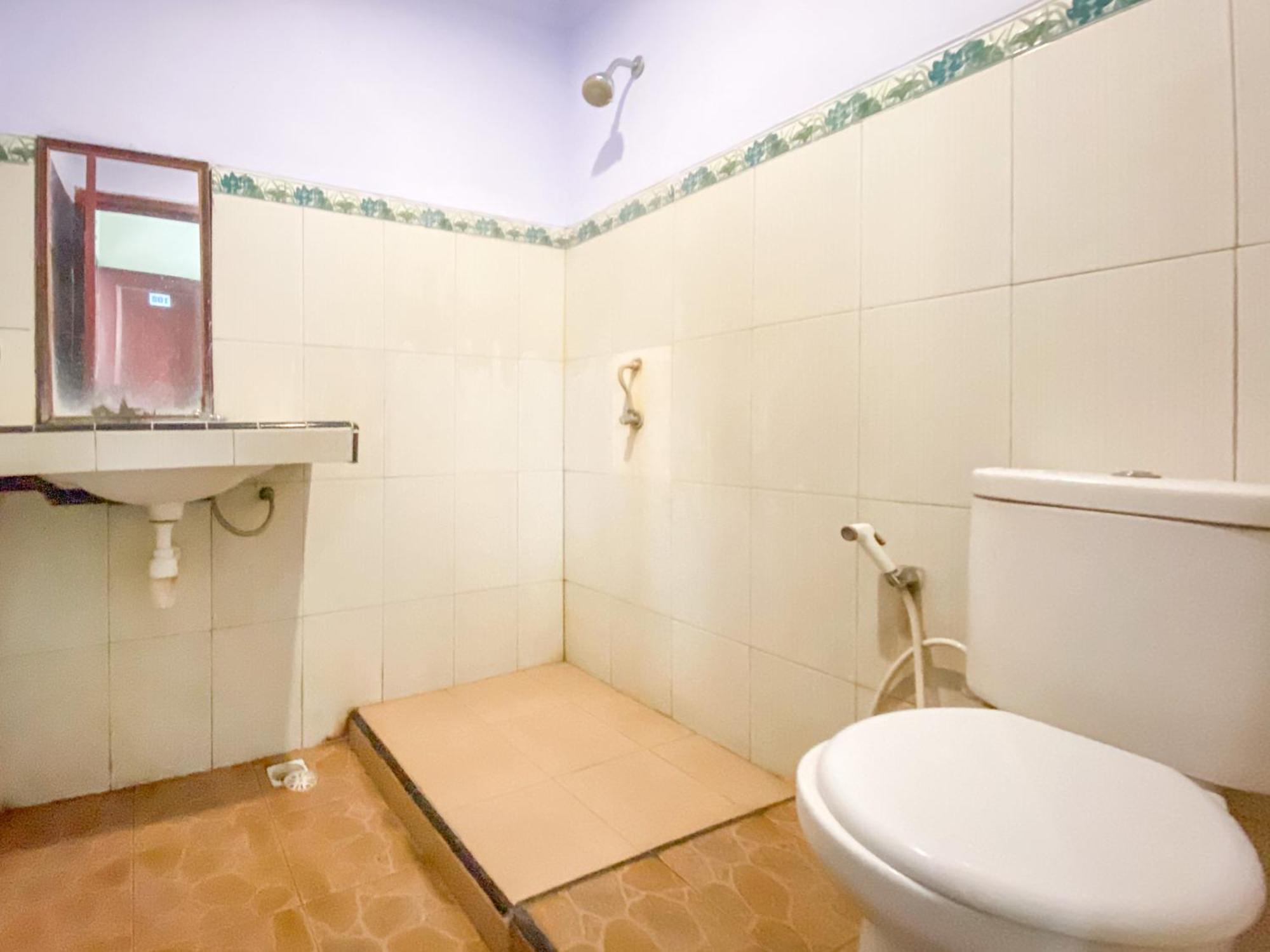 Surya Guest House Urbanview Probolinggo Kültér fotó