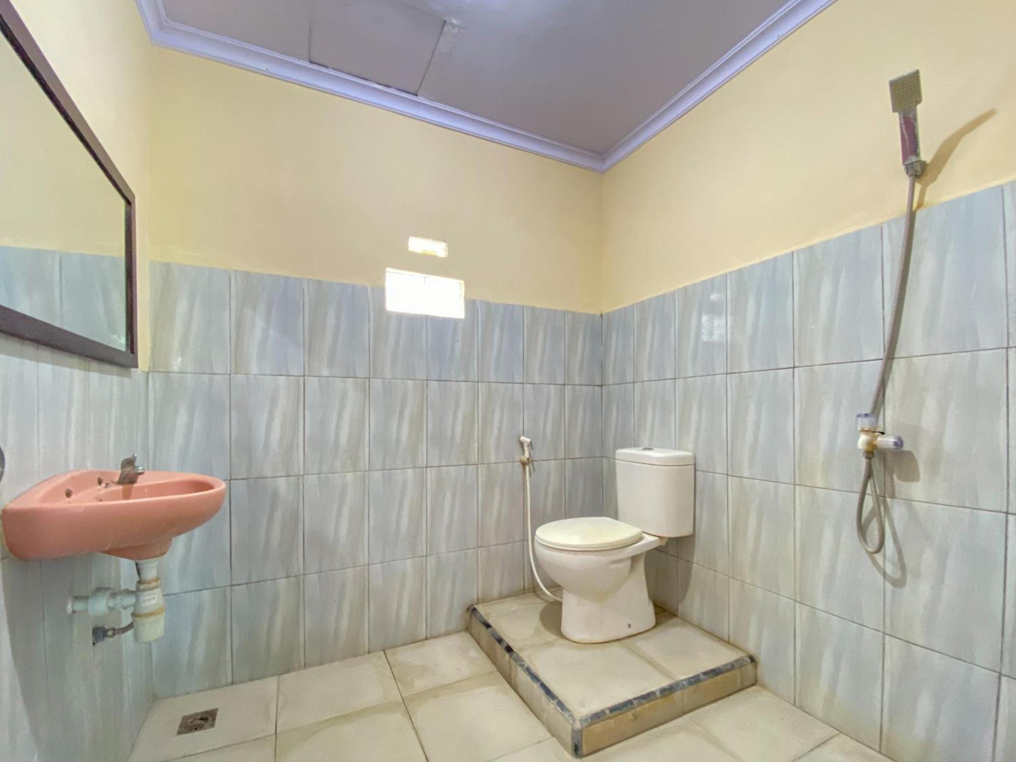 Surya Guest House Urbanview Probolinggo Kültér fotó