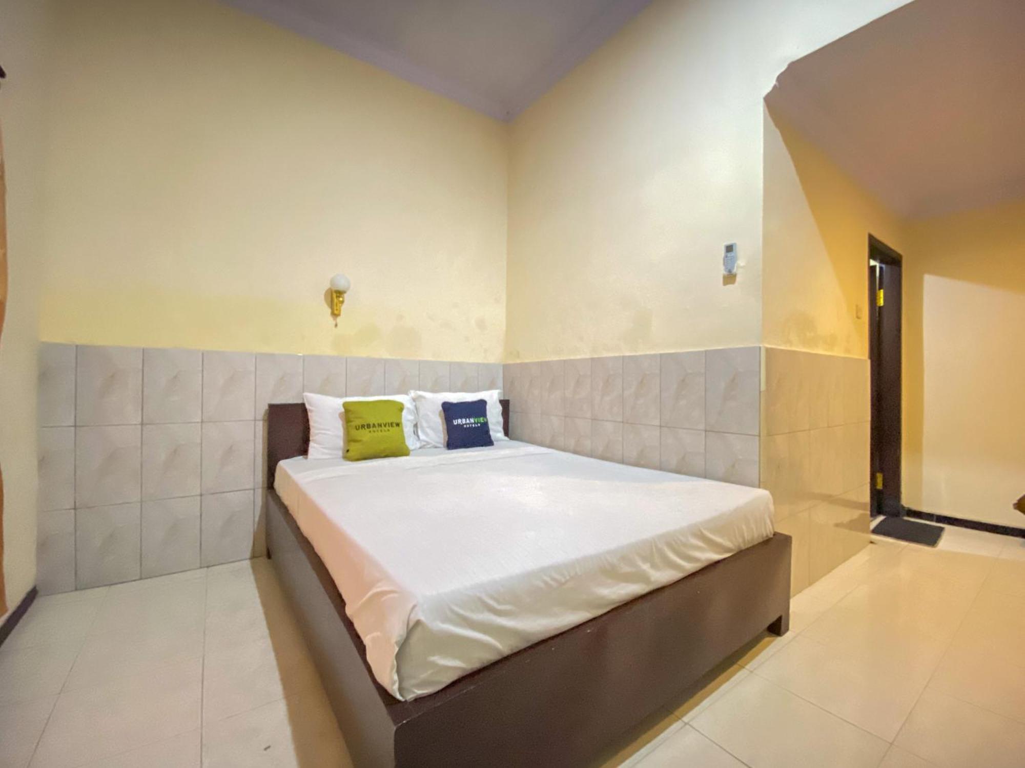 Surya Guest House Urbanview Probolinggo Kültér fotó