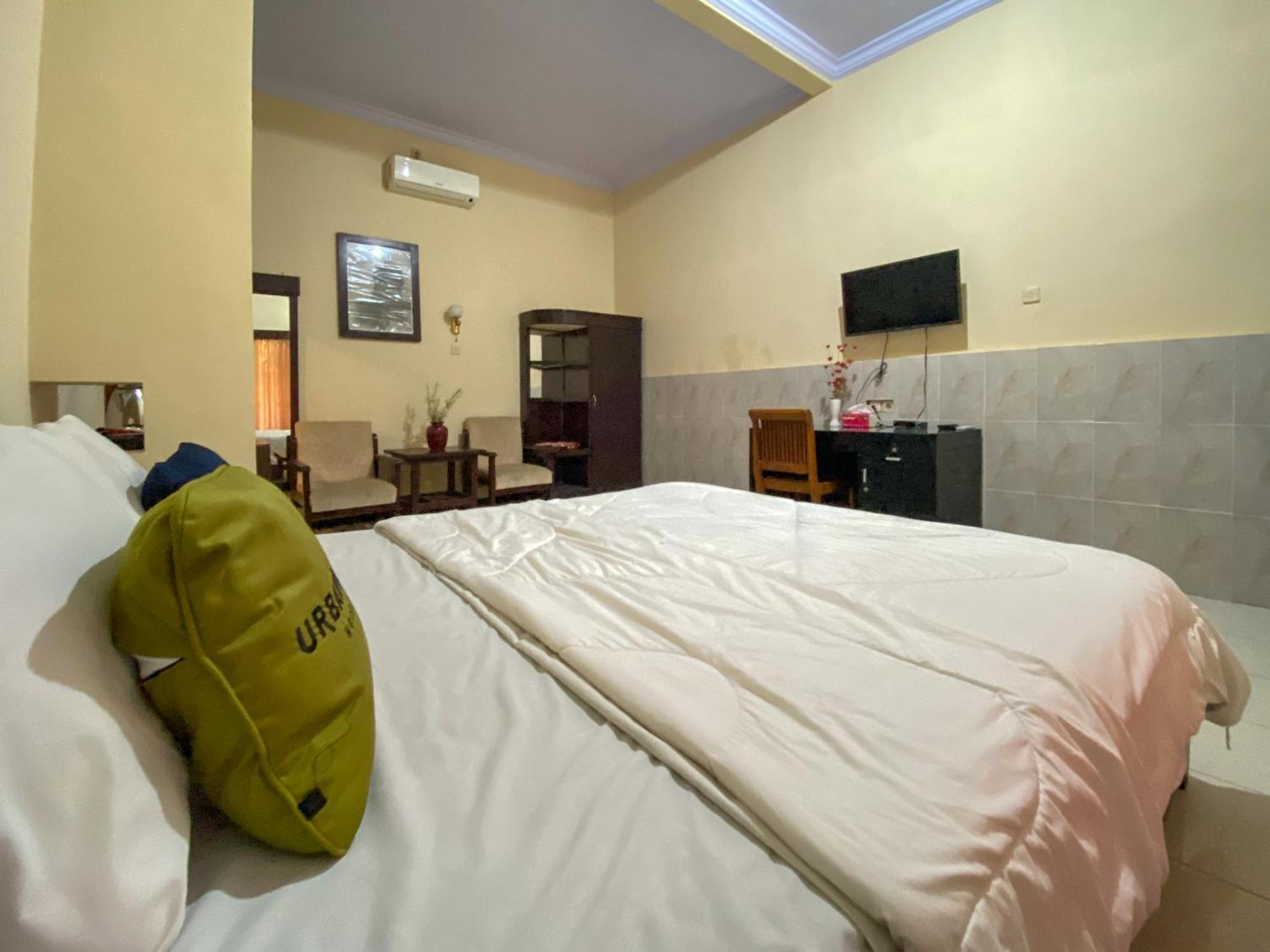 Surya Guest House Urbanview Probolinggo Kültér fotó