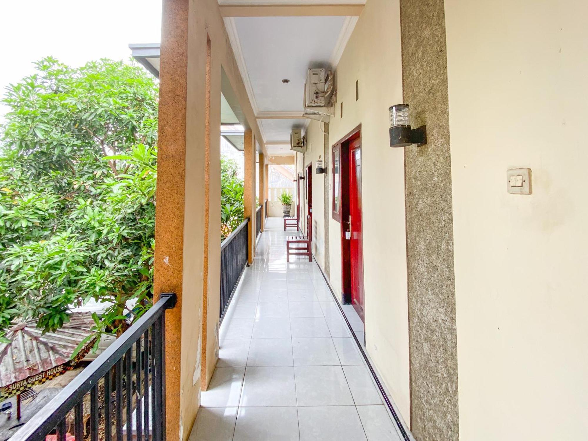 Surya Guest House Urbanview Probolinggo Kültér fotó