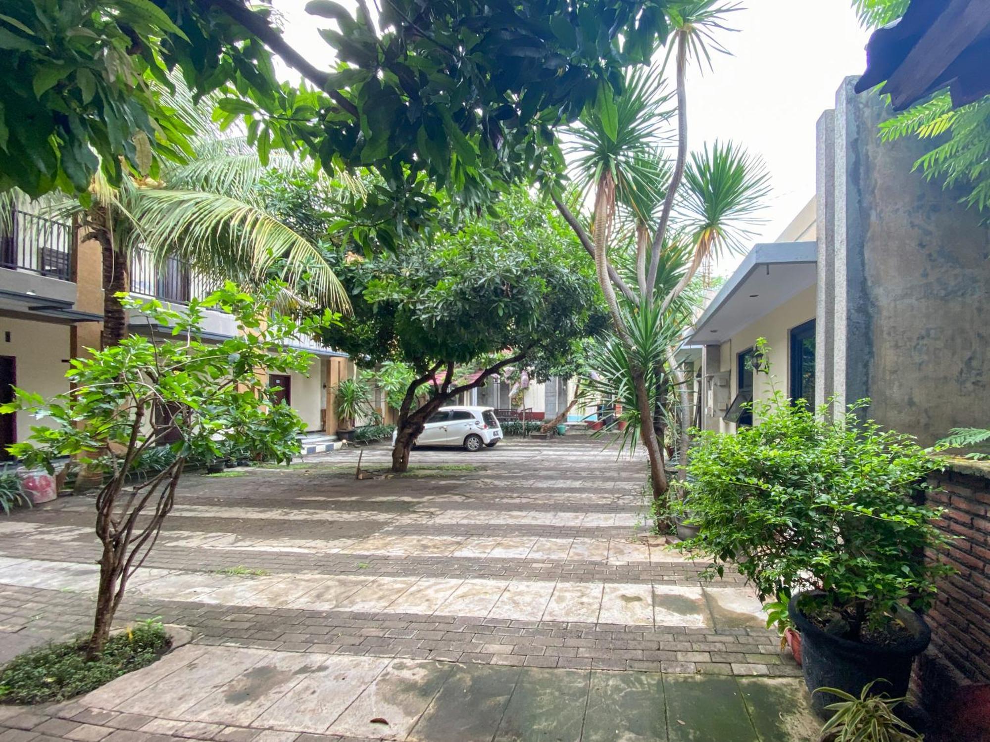 Surya Guest House Urbanview Probolinggo Kültér fotó