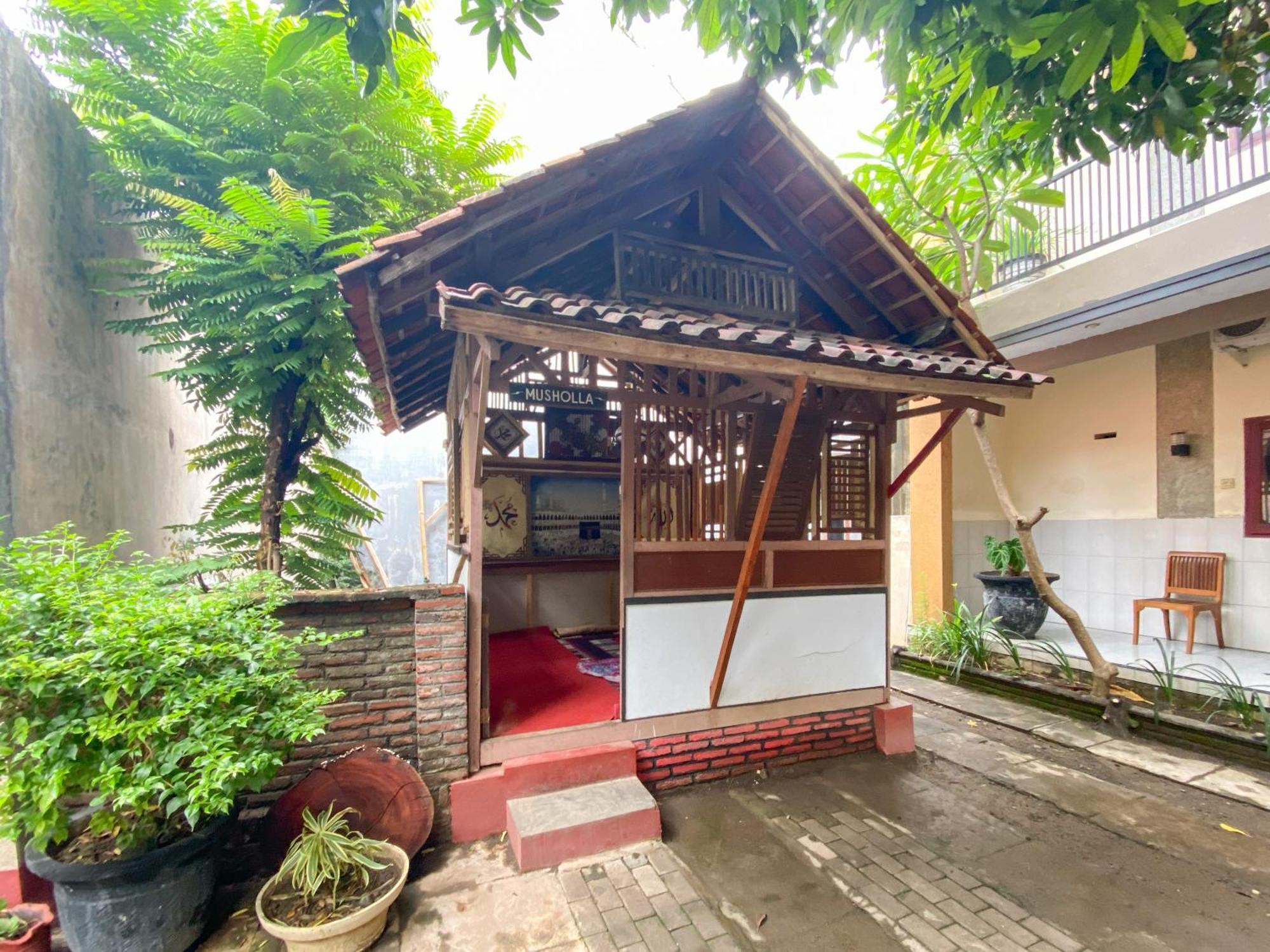 Surya Guest House Urbanview Probolinggo Kültér fotó