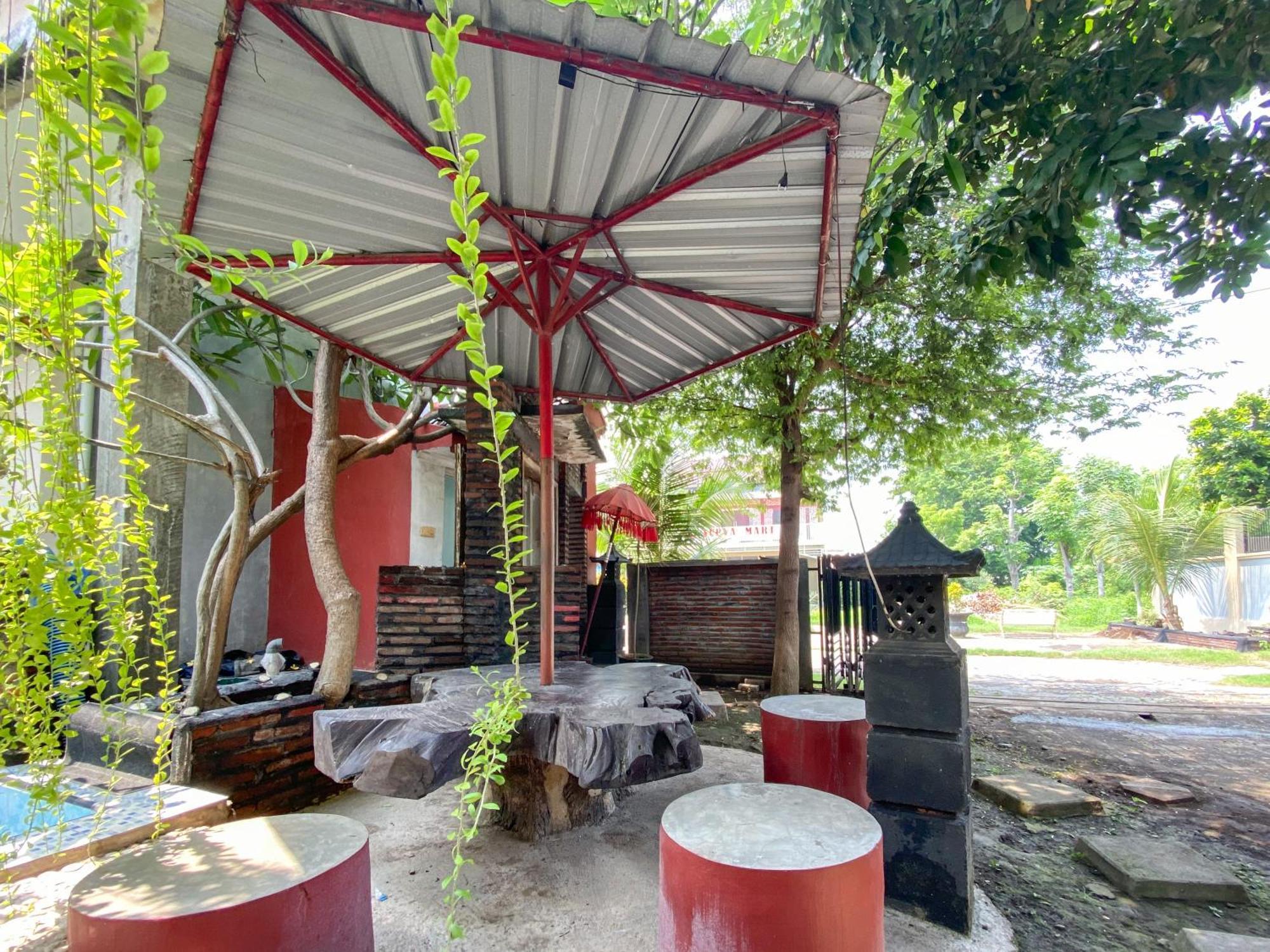 Surya Guest House Urbanview Probolinggo Kültér fotó