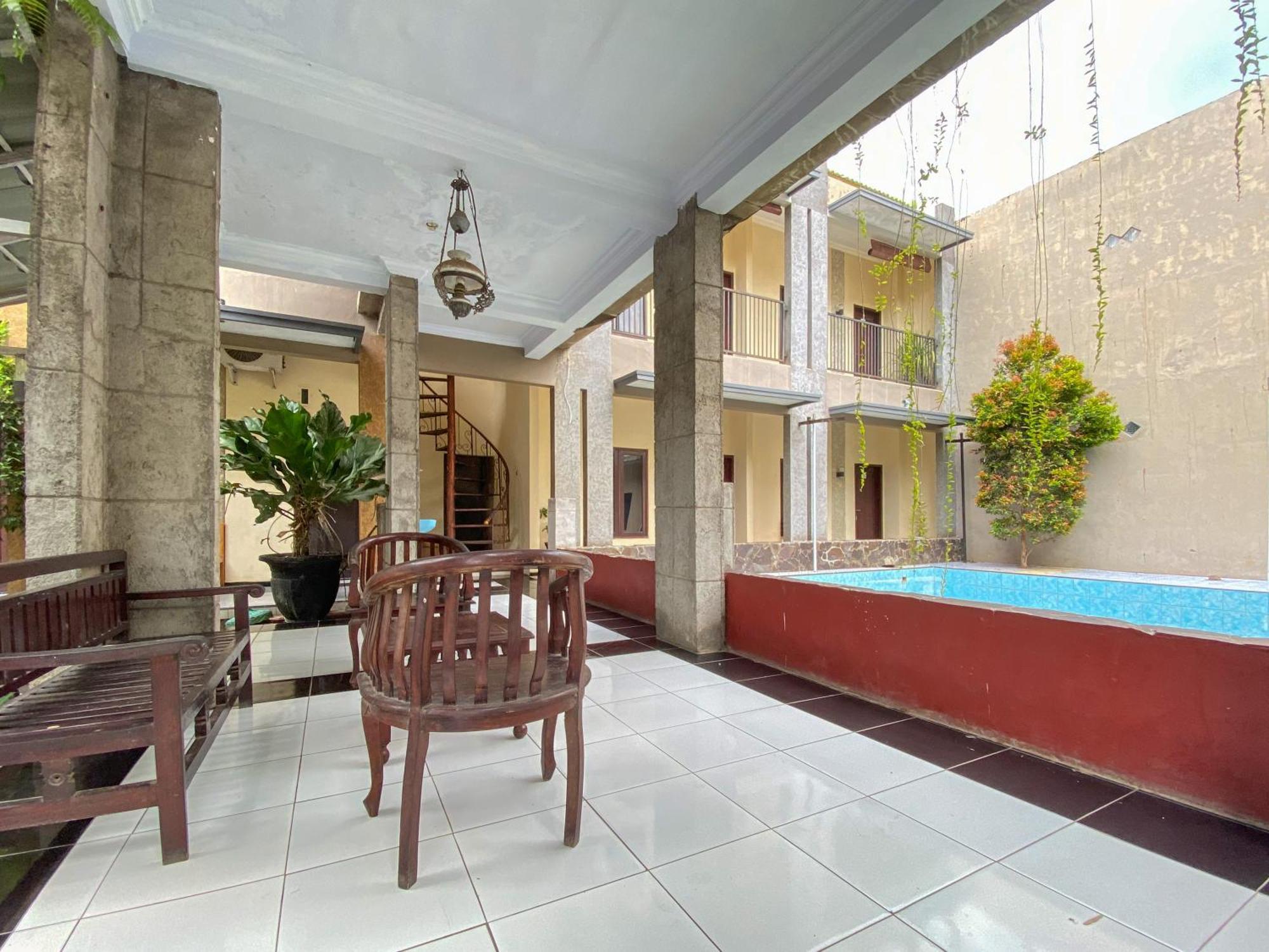 Surya Guest House Urbanview Probolinggo Kültér fotó
