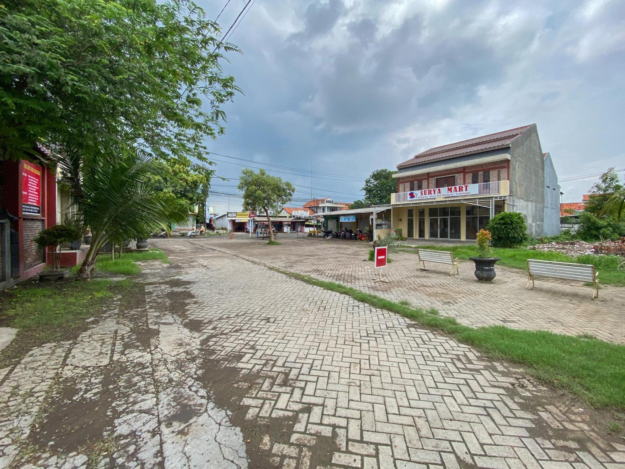 Surya Guest House Urbanview Probolinggo Kültér fotó
